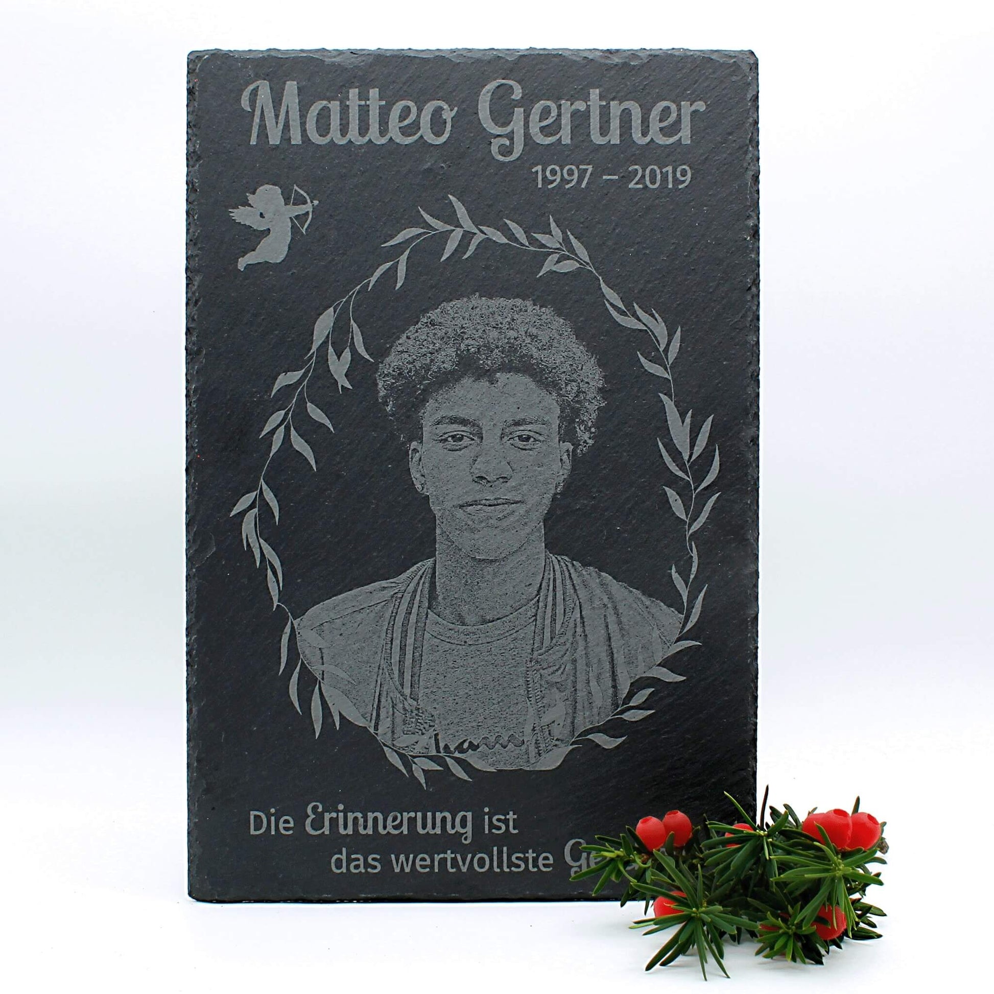 Rechteckige Schiefertafel im Hochformat mit Foto und individueller Gravur – persönliche Gedenktafel für einen Verstorbenen.
