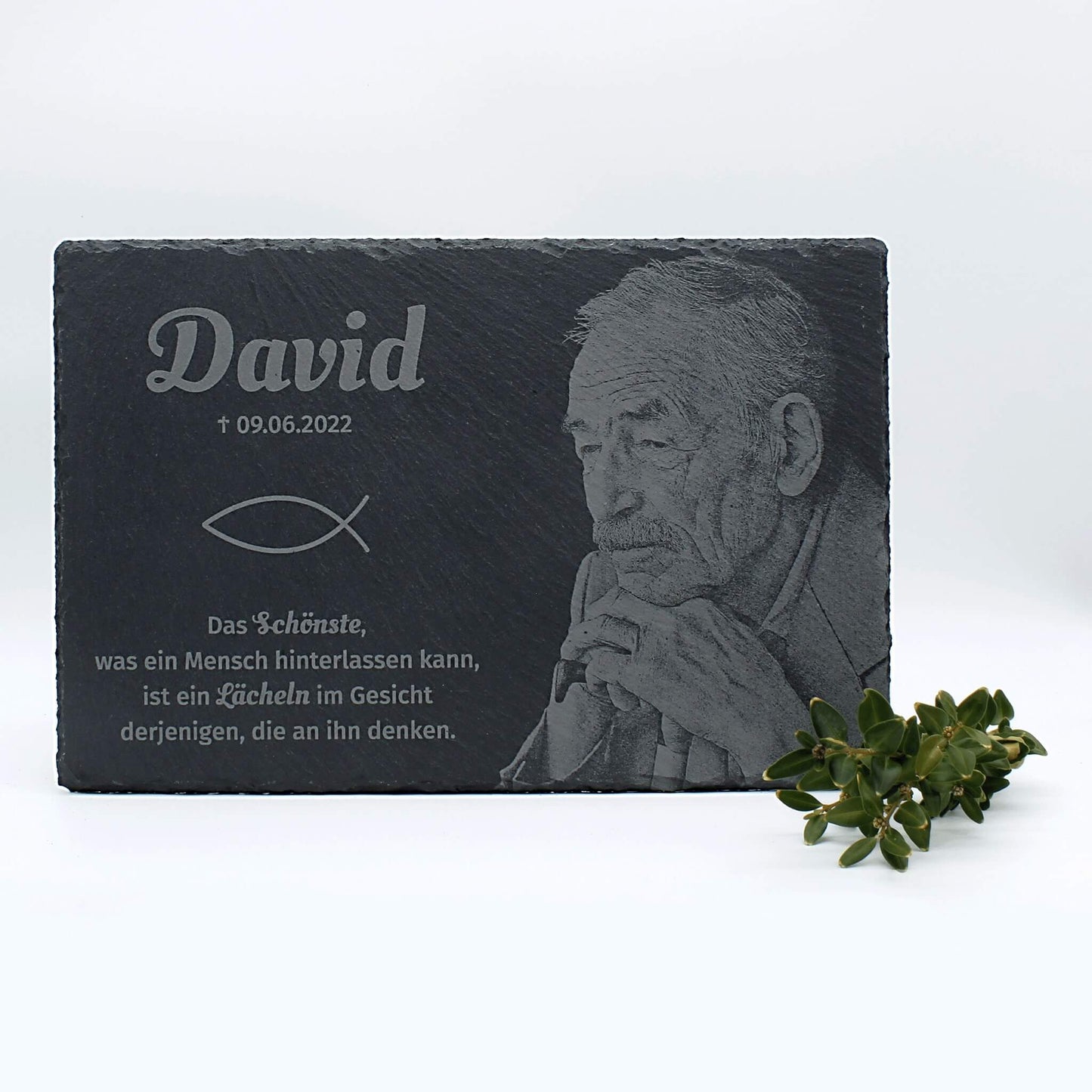 Personalisierte Schiefertafel im Querformat mit Bild und Gravur – stilvolle Gedenktafel für einen geliebten Menschen.