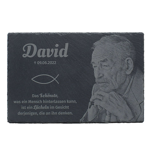 Rechteckige Gedenktafel aus Schiefer im Querformat mit Gravur und Foto – personalisiertes Erinnerungsstück für Verstorbene.