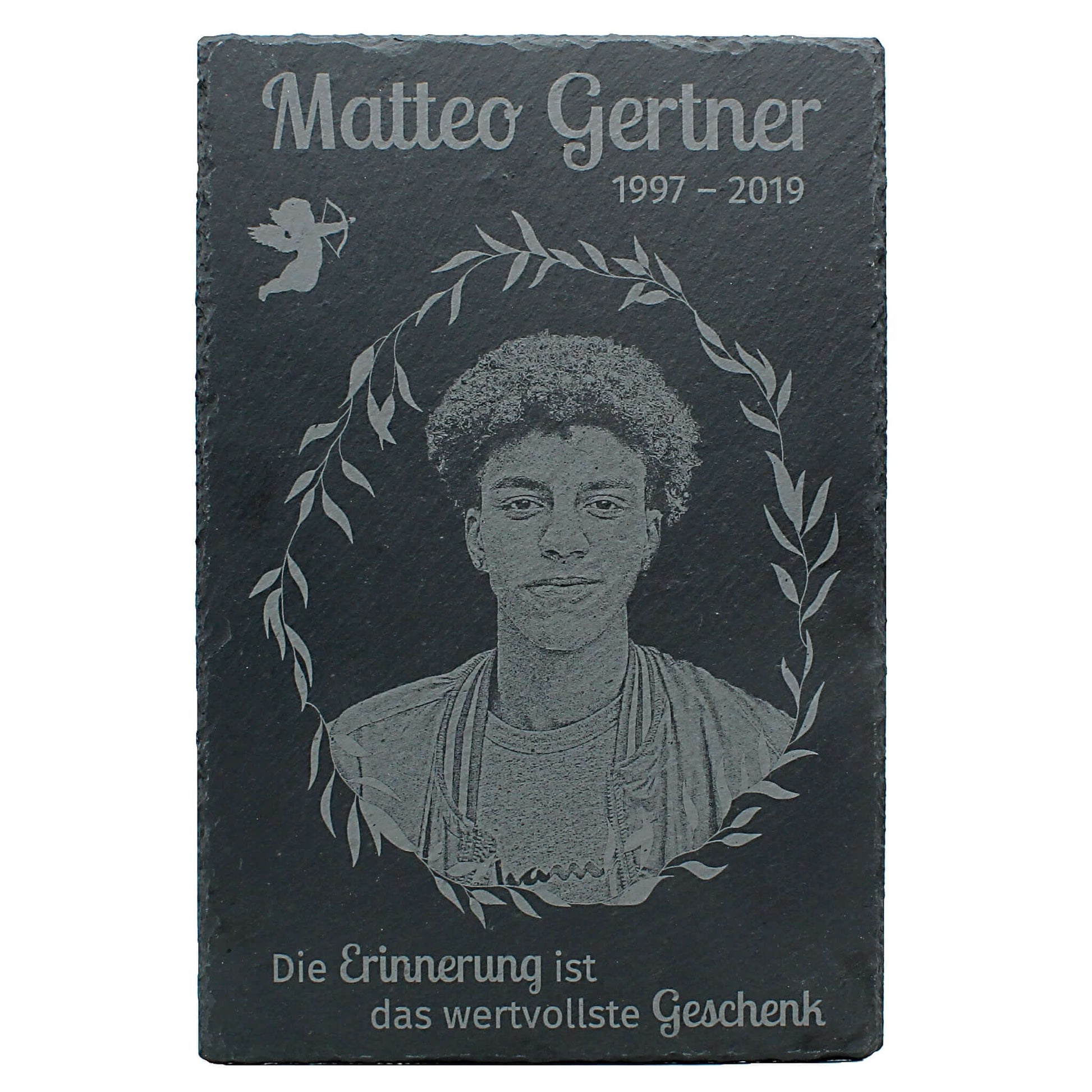 Personalisierte Schiefertafel im Hochformat mit Bild und Gravur – würdige Erinnerung an einen geliebten Menschen.