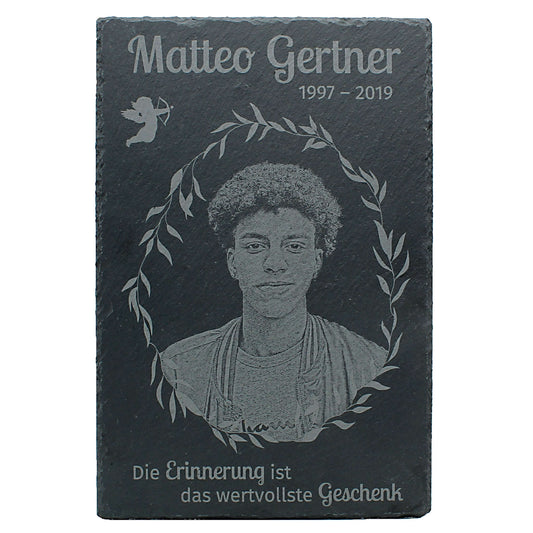 Personalisierte Schiefertafel im Hochformat mit Bild und Gravur – würdige Erinnerung an einen geliebten Menschen.