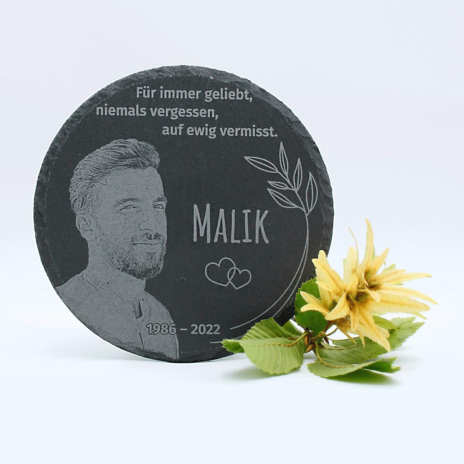 Personalisierte runde Schiefertafel mit Foto und Gravur – stilvolle Erinnerungstafel für Verstorbene, Ø 15 cm.