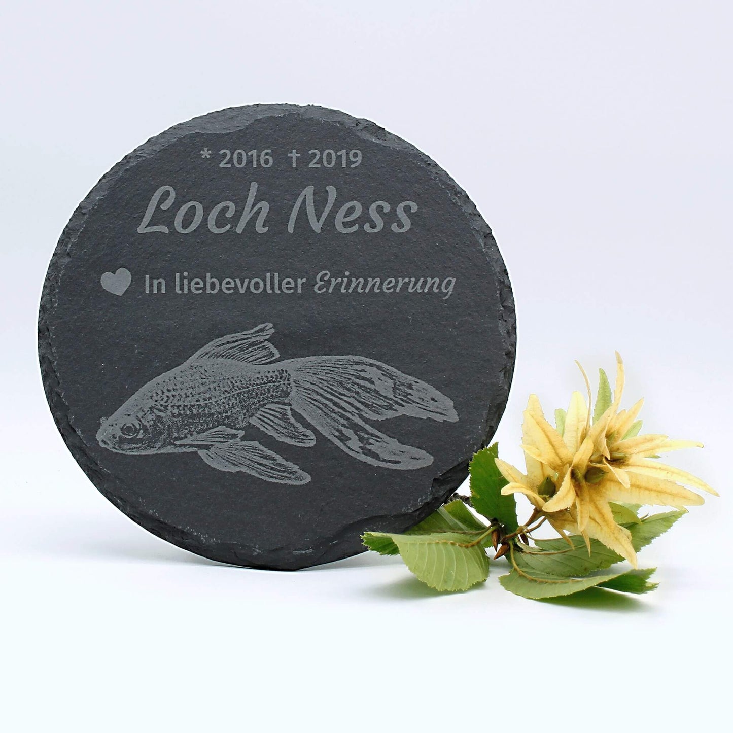Runde Schiefertafel mit persönlicher Gravur: Datum, Name, liebevolle Worte und Tierbild