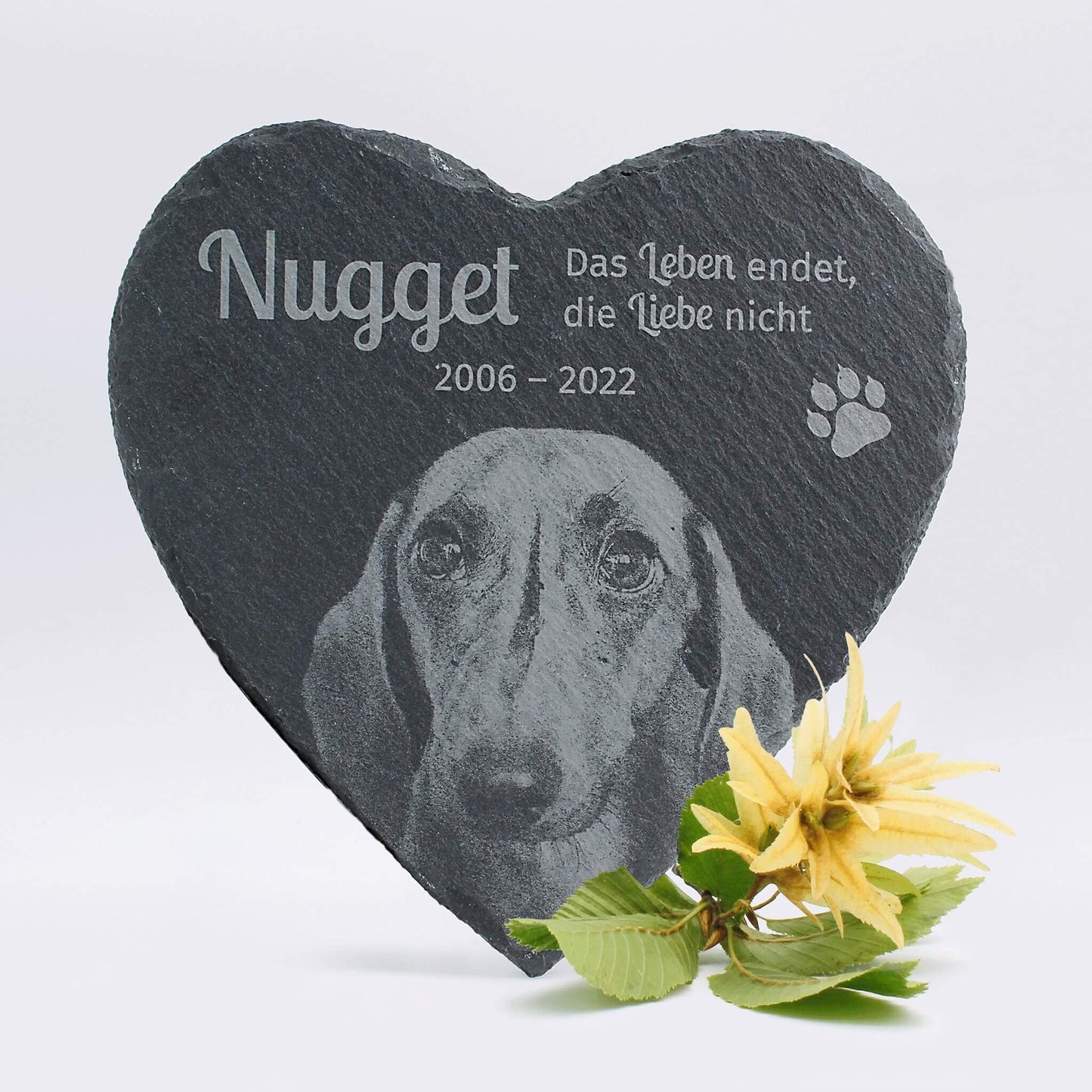 Herzförmige Schiefertafel mit Gravur für Haustiere – personalisierbar mit Foto, Name, Datum und Spruch.