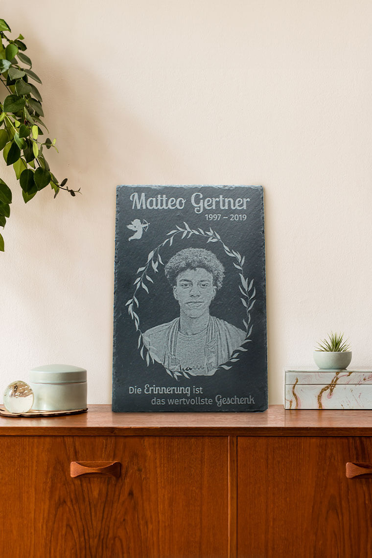 Schiefertafel mit einem Text graviert