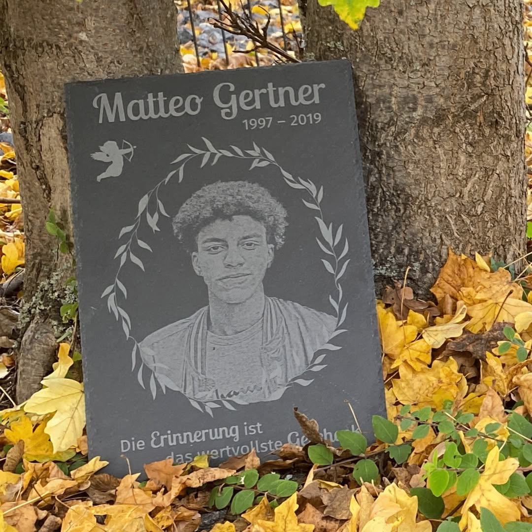 Gravierte Gedenktafel für Verstorbene aus Schiefer mit Name, Datum und persönlicher Widmung